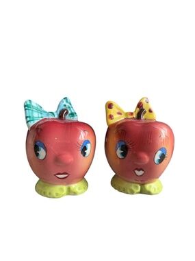 Vintage PY Japan Apple Head Shakers